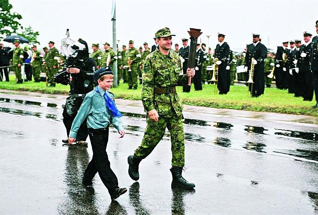 13. Noorkotkas Sten-Martin oma isa Helir-Valdor Seederiga tuletoojatena Võidupüha paraadil Tallinnas 2008 aastal