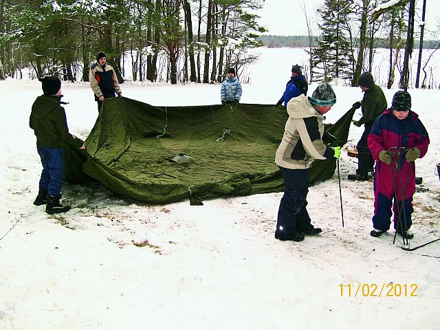 Kärla Noorkotkad Harilaiu talvelaagris 2012 telgiharjutust sooritamas