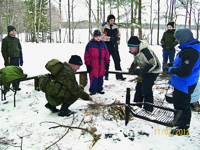 Leevi Naagel Kärla noorkotkastele talviseid laagritarkusi jägamas