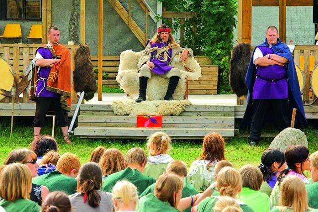 10. Vabariiklik suurlaager 2010 Tuksis. Muinaslaager 2010. Kuningas Hellat kõnelemas!