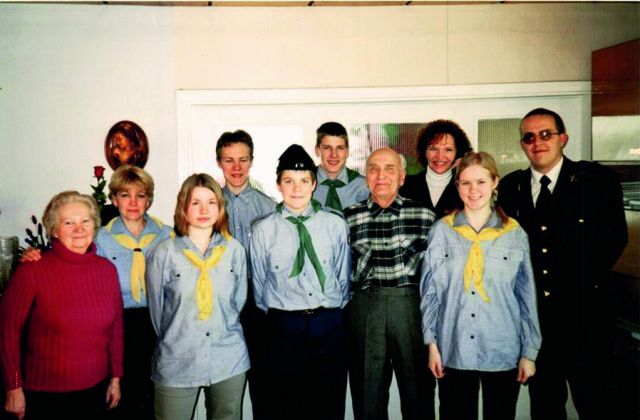 Pilt 18 Järva noorkotkad, kodutütred ja noortejuhid külas Rüütliristi kavaler Harald Nugiseks’il 2002.aastal