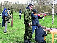 Pilt 9 Noorte Kotkaste Järva maleva kevadlaager 2007.aastal, õhupüssist laskmise harjutamine